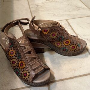 L'ARTISTE sz 36 (5.5-6) Brown Leather Mules with Colorful Floral Accents.